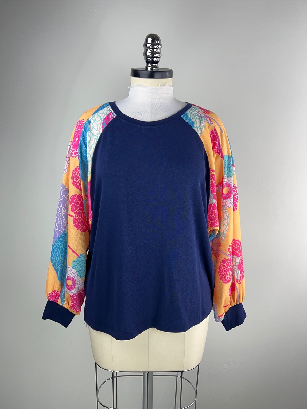 💚 3854. Navy Raglan Pullover Top with Floral Sleeves